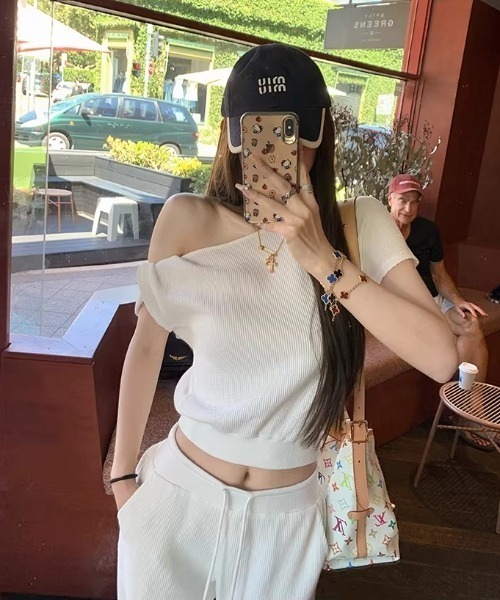 Aelina(エリナ)の「オフショルダーTシャツ+ドローストリン付きパンツセットアップ(セットアップ・レディース・ネイビー/グレー/ホワイト・FREE)」の16枚目の写真