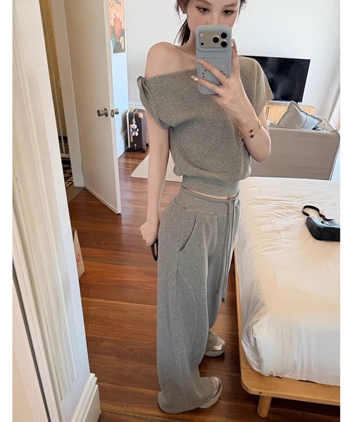 Aelina(エリナ)の「オフショルダーTシャツ+ドローストリン付きパンツセットアップ(セットアップ・レディース・ネイビー/グレー/ホワイト・FREE)」の17枚目の写真