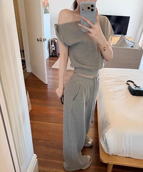 Aelina(エリナ)の「オフショルダーTシャツ+ドローストリン付きパンツセットアップ(セットアップ・レディース・ネイビー/グレー/ホワイト・FREE)」の18枚目の写真