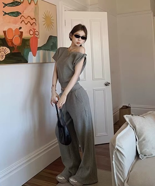 Aelina(エリナ)の「オフショルダーTシャツ+ドローストリン付きパンツセットアップ(セットアップ・レディース・ネイビー/グレー/ホワイト・FREE)」の19枚目の写真
