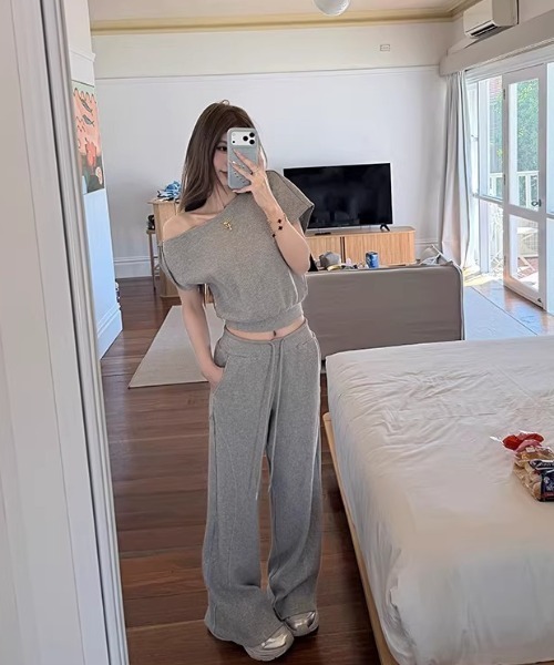 Aelina(エリナ)の「オフショルダーTシャツ+ドローストリン付きパンツセットアップ(セットアップ・レディース・ネイビー/グレー/ホワイト・FREE)」の21枚目の写真