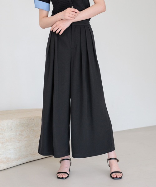 Andemiu(アンデミュウ)の「タックフレアパンツ859565(スラックス・レディース・グレイッシュベージュ/ブラック・MEDIUM/SMALL)」の2枚目の写真