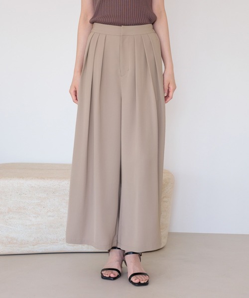 Andemiu(アンデミュウ)の「タックフレアパンツ859565(スラックス・レディース・グレイッシュベージュ/ブラック・MEDIUM/SMALL)」の16枚目の写真
