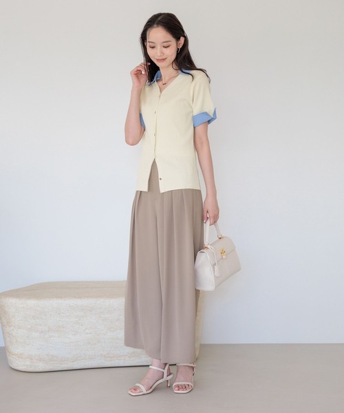 Andemiu(アンデミュウ)の「タックフレアパンツ859565(スラックス・レディース・グレイッシュベージュ/ブラック・MEDIUM/SMALL)」の18枚目の写真