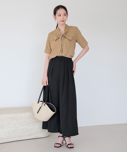Andemiu(アンデミュウ)の「タックフレアパンツ859565(スラックス・レディース・グレイッシュベージュ/ブラック・MEDIUM/SMALL)」の19枚目の写真