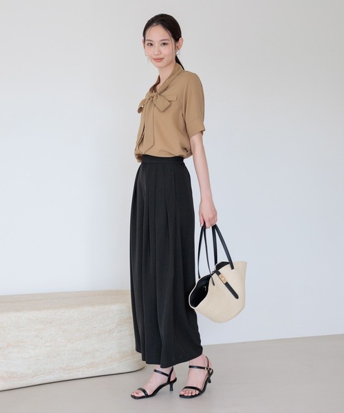 Andemiu(アンデミュウ)の「タックフレアパンツ859565(スラックス・レディース・グレイッシュベージュ/ブラック・MEDIUM/SMALL)」の21枚目の写真