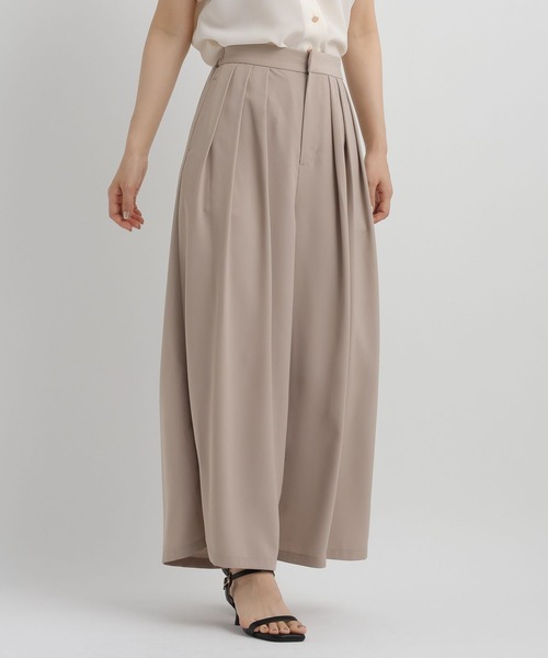 Andemiu(アンデミュウ)の「タックフレアパンツ859565(スラックス・レディース・グレイッシュベージュ/ブラック・MEDIUM/SMALL)」の12枚目の写真