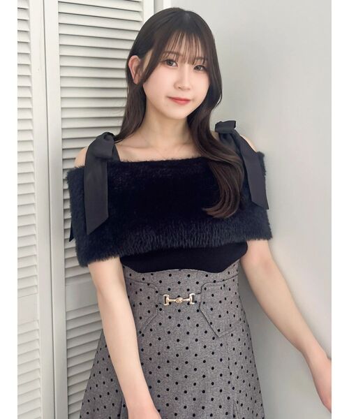 dazzlin(ダズリン)の「ショルダーリボンファーオフショルニット(ニット/セーター・レディース・ブラック/グレー/ブラウン・FREE)」の1枚目の写真