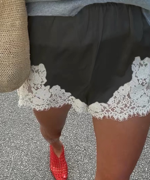 ampm(エーエムピーエム)の「レースヘムサテンショートパンツ(その他パンツ・レディース・ブルー/ブラック・M/S)」の1枚目の写真