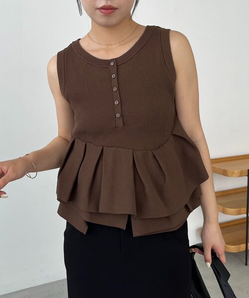 CAPRICIEUX LE'MAGE(カプリシューレマージュ)の「アシメペプラムヘンリーニット(ニット/セーター・レディース・ブラック/オフホワイト/ブラウン・FREE)」の3枚目の写真