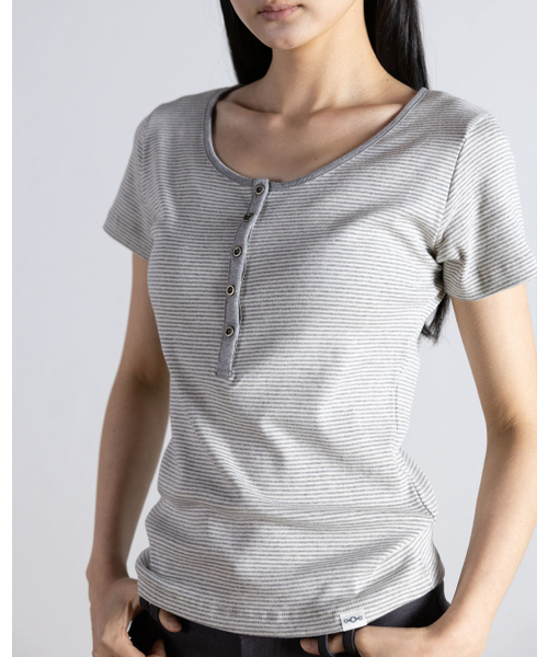 MAGORENSEOUL(マゴレンソウル)の「ヘンリーネックTシャツストライプメランジグレー(Tシャツ/カットソー・レディース・その他・FREE)」の2枚目の写真