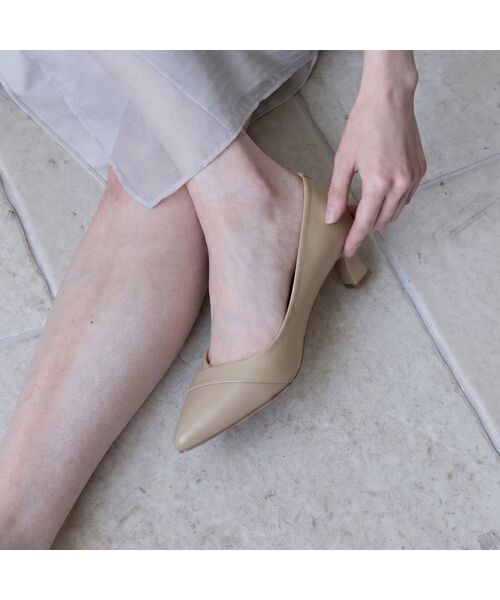 SPUR(シュプール)の「ヴェララインカットコンフォートパンプス 羊革パンプスヒール 5.5cm -WS9013 (3カラー)(パンプス・レディース・アイボリー/ベージュ/ブラック・22.5cm/23cm/23.5cm/24cm/24.5cm/25cm)」の3枚目の写真