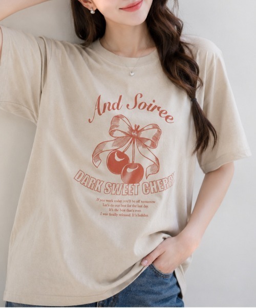 &soiree(アンドソワレ)の「【シルエット選べる2サイズ】レトロチェリーTシャツ(Tシャツ/カットソー・レディース・ホワイト/ライトベージュ/ネイビー・MEDIUM/FREE)」の3枚目の写真