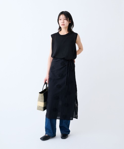 THREE FIFTY STANDARD（スリーフィフティースタンダード）の「ＴＨＲＥＥ　ＦＩＦＴＹ　ＳＴＡＮＤＡＲＤ　金子敦子さんと作った日本製のシアーなノースリーブニット〈ブラック〉（ニット/セーター・レディース・ブラック・M/L）」の10枚目の写真