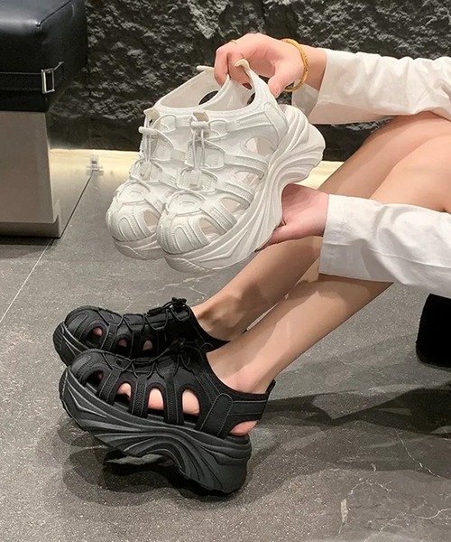 c.u.l(シーユーエル)の「厚底スニーカーサンダル レースアップ 軽量グルカサンダル culs214(サンダル・レディース・ブラック/ホワイト・39/38/37/36)」の5枚目の写真