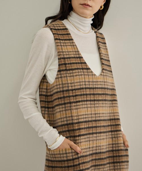 SALON adam et rope'(サロン アダム エ ロペ)の「MILIORアルパカシャギーチェックミニワンピース / セットアップ対応(ワンピース・レディース・キャメル/チャコールグレー・FREE)」の5枚目の写真