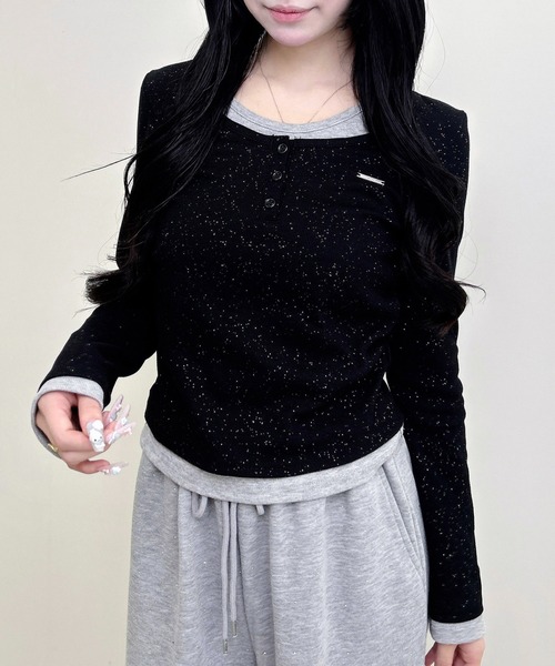 INGNI（イング）の「プレート付ヘンリーネックレイヤードラメリブトップス（Tシャツ/カットソー・レディース・グレー系その他3/ブラック×ブルー/ブラック×グレー/ブラック系8/ワイン系2・M）」の2枚目の写真