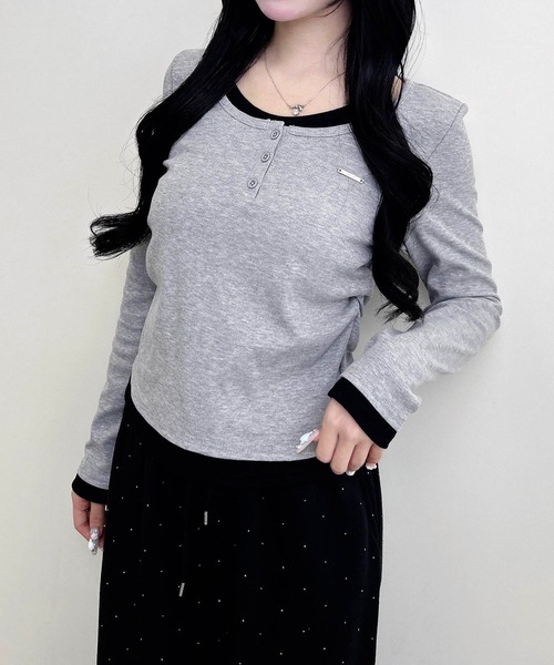 INGNI（イング）の「プレート付ヘンリーネックレイヤードラメリブトップス（Tシャツ/カットソー・レディース・グレー系その他3/ブラック×ブルー/ブラック×グレー/ブラック系8/ワイン系2・M）」の10枚目の写真