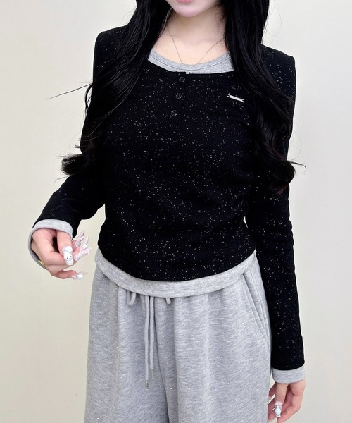 INGNI（イング）の「プレート付ヘンリーネックレイヤードラメリブトップス（Tシャツ/カットソー・レディース・グレー系その他3/ブラック×ブルー/ブラック×グレー/ブラック系8/ワイン系2・M）」の7枚目の写真