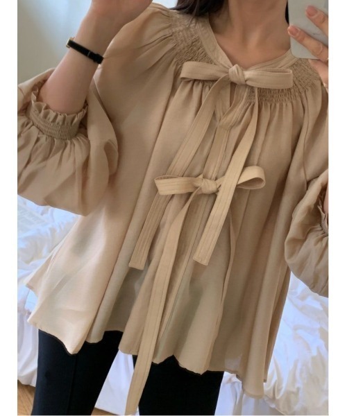 FAVORITO(ファヴォリート)の「リボン付きボリュームスリーブブラウス(シャツ/ブラウス・レディース・モカ/ライトベージュ・F)」の2枚目の写真