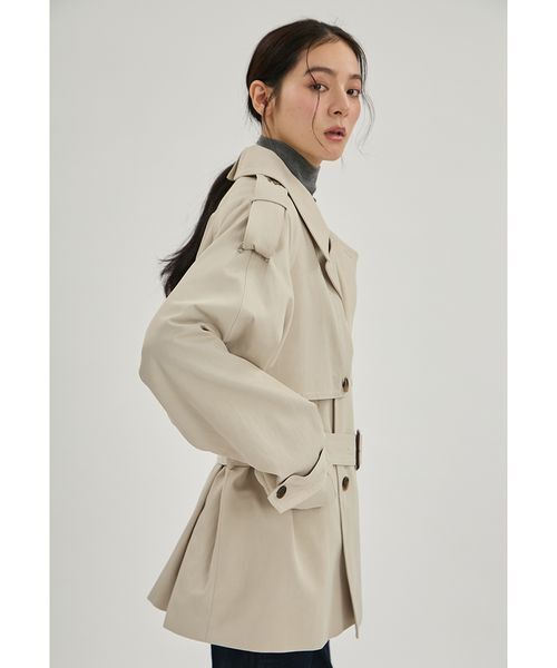 Mila Owen(ミラオーウェン)の「ショートトレンチコート(トレンチコート・レディース・ダークブラウン/ベージュ/アイボリー・1/0)」の7枚目の写真