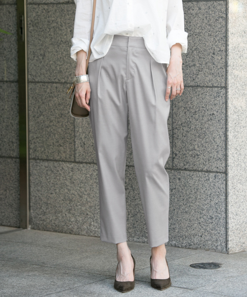 URBAN RESEARCH(アーバンリサーチ)の「UR T/Rタックテーパードパンツ(その他パンツ・レディース・ネイビー/ピンクベージュ/グレー・36/38)」の2枚目の写真