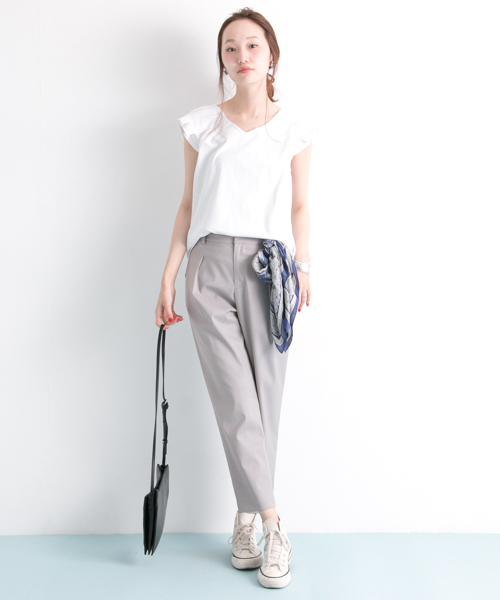 URBAN RESEARCH(アーバンリサーチ)の「UR T/Rタックテーパードパンツ(その他パンツ・レディース・ネイビー/ピンクベージュ/グレー・36/38)」の5枚目の写真