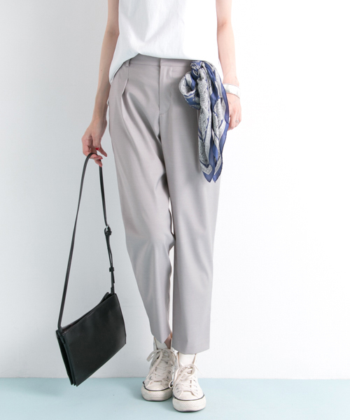 URBAN RESEARCH(アーバンリサーチ)の「UR T/Rタックテーパードパンツ(その他パンツ・レディース・ネイビー/ピンクベージュ/グレー・36/38)」の4枚目の写真