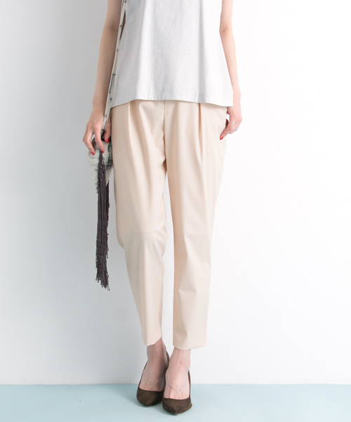 URBAN RESEARCH(アーバンリサーチ)の「UR T/Rタックテーパードパンツ(その他パンツ・レディース・ネイビー/ピンクベージュ/グレー・36/38)」の7枚目の写真