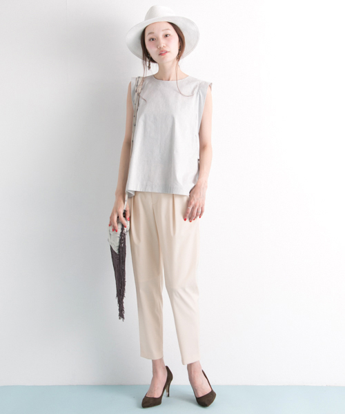 URBAN RESEARCH(アーバンリサーチ)の「UR T/Rタックテーパードパンツ(その他パンツ・レディース・ネイビー/ピンクベージュ/グレー・36/38)」の8枚目の写真