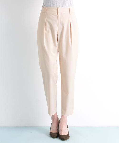 URBAN RESEARCH(アーバンリサーチ)の「UR T/Rタックテーパードパンツ(その他パンツ・レディース・ネイビー/ピンクベージュ/グレー・36/38)」の14枚目の写真