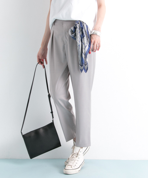 URBAN RESEARCH(アーバンリサーチ)の「UR T/Rタックテーパードパンツ(その他パンツ・レディース・ネイビー/ピンクベージュ/グレー・36/38)」の21枚目の写真