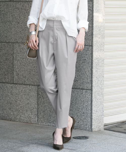 URBAN RESEARCH(アーバンリサーチ)の「UR T/Rタックテーパードパンツ(その他パンツ・レディース・ネイビー/ピンクベージュ/グレー・36/38)」の19枚目の写真