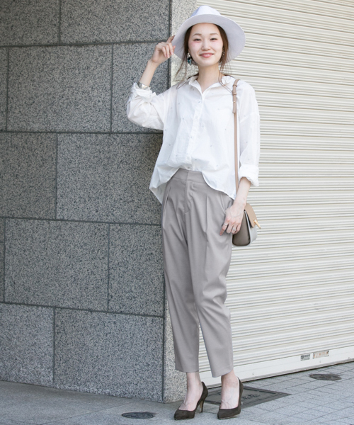 URBAN RESEARCH(アーバンリサーチ)の「UR T/Rタックテーパードパンツ(その他パンツ・レディース・ネイビー/ピンクベージュ/グレー・36/38)」の20枚目の写真