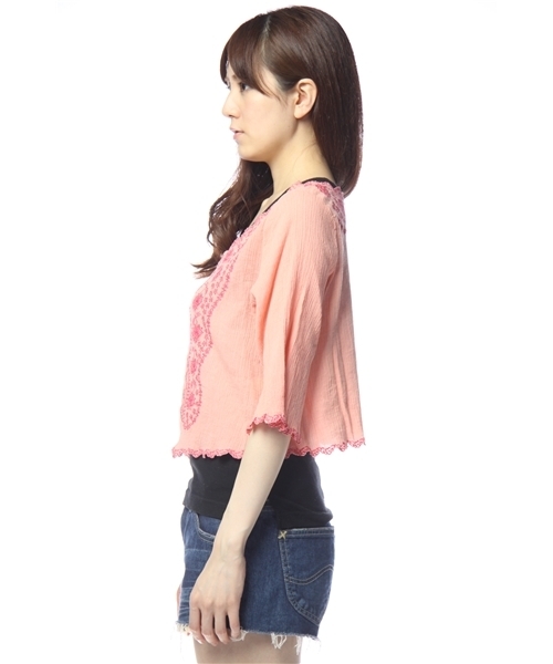 Another Edition（アナザーエディション）の「AE スカラップCOLOR EMB 5SL（シャツ/ブラウス・レディース・ホワイト/ケリー/ピンク・フリー）」の4枚目の写真