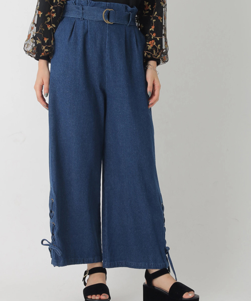 earth music&ecology(アースミュージックアンドエコロジー)の「裾レースアップデニムパンツ(デニムパンツ・レディース・インディゴブルー/ライトインディゴブルー・M/S)」の2枚目の写真