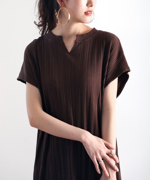 classicalelf（クラシカルエルフ）の「さらり柔らか。ランダムリブキーネックロング丈半袖ワンピース（ワンピース・レディース・ホワイト/ブラック/ベージュ/ブラウン/チャコール/グレイッシュベージュ・MEDIUM/LARGE/X-LARGE/XX-LARGE/SMALL）」の17枚目の写真