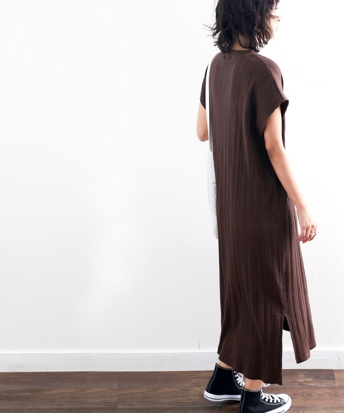 classicalelf（クラシカルエルフ）の「さらり柔らか。ランダムリブキーネックロング丈半袖ワンピース（ワンピース・レディース・ホワイト/ブラック/ベージュ/ブラウン/チャコール/グレイッシュベージュ・MEDIUM/LARGE/X-LARGE/XX-LARGE/SMALL）」の18枚目の写真