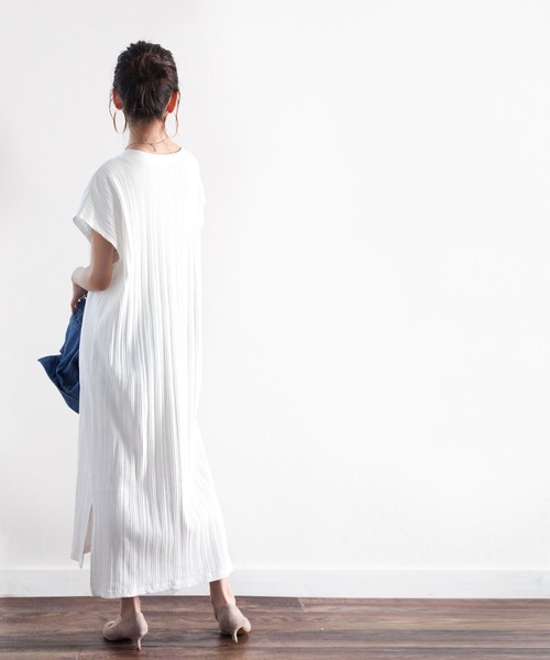 classicalelf（クラシカルエルフ）の「さらり柔らか。ランダムリブキーネックロング丈半袖ワンピース（ワンピース・レディース・ホワイト/ブラック/ベージュ/ブラウン/チャコール/グレイッシュベージュ・MEDIUM/LARGE/X-LARGE/XX-LARGE/SMALL）」の9枚目の写真