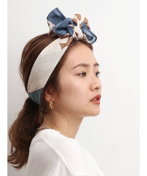 Ungrid（アングリッド）の「モチーフ大判スカーフ（バンダナ/スカーフ・レディース・ブラウン/ブルー・FREE）」の2枚目の写真