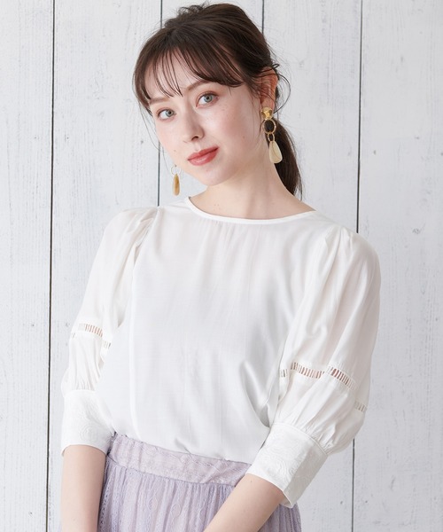 ASTORIA ODIER(アストリアオディール)の「シルクサテン刺繍使いブラウス(シャツ/ブラウス・レディース・ベージュ/ブルー/ホワイト・MEDIUM)」の1枚目の写真