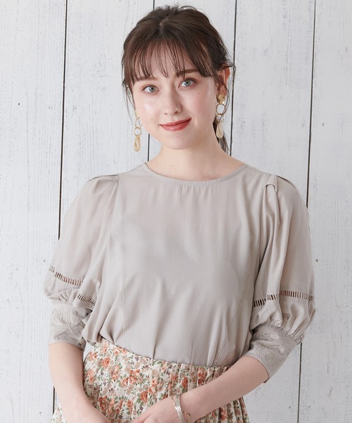 ASTORIA ODIER(アストリアオディール)の「シルクサテン刺繍使いブラウス(シャツ/ブラウス・レディース・ベージュ/ブルー/ホワイト・MEDIUM)」の16枚目の写真