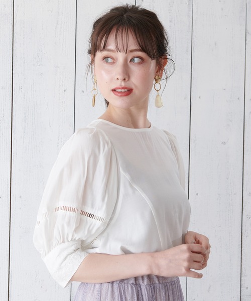 ASTORIA ODIER(アストリアオディール)の「シルクサテン刺繍使いブラウス(シャツ/ブラウス・レディース・ベージュ/ブルー/ホワイト・MEDIUM)」の9枚目の写真