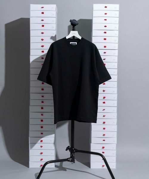 MAISON SPECIAL（メゾンスペシャル）の「《ユニセックスアイテム》【PREMIUM GIFT BOX TEE】カネマサ莫大小ハイゲージインレー裏毛オーバーサイズTシャツ 【MAISON SPECIAL/メゾンスペシャル】（Tシャツ/カットソー・メンズ・ブラック/オフホワイト・0/2/1）」の2枚目の写真