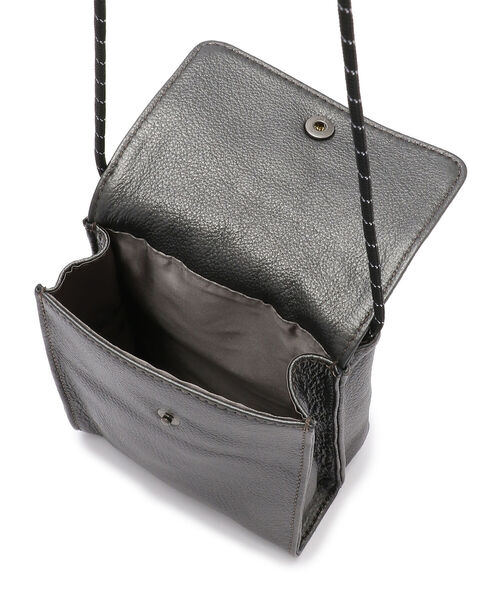 AVIREX（アヴィレックス）の「【直営店限定】カウレザーミニショルダーバッグ/ COW LEATHER MINI SYOULDER BAG（ショルダーバッグ・レディース・シルバー/ブラック・FREE）」の13枚目の写真