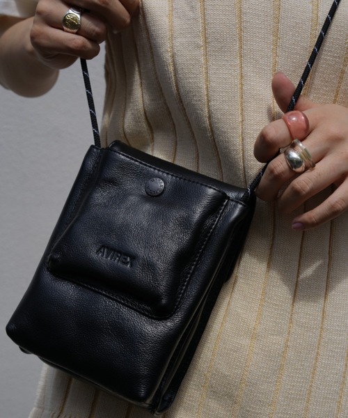 AVIREX（アヴィレックス）の「【直営店限定】カウレザーミニショルダーバッグ/ COW LEATHER MINI SYOULDER BAG（ショルダーバッグ・レディース・シルバー/ブラック・FREE）」の6枚目の写真