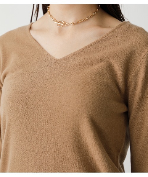 AZUL by moussy(アズールバイマウジー)の「NUDIE 2WAY V/N KNIT/ヌーディー2WAYVネックニット(ニット/セーター・レディース・ブラック/ダークグリーン/ベージュ/オフホワイト/マジェンタ・SMALL/MEDIUM/LARGE)」の6枚目の写真