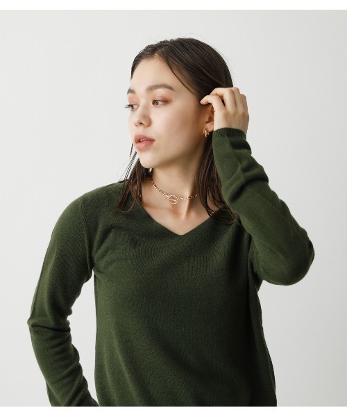 AZUL by moussy(アズールバイマウジー)の「NUDIE 2WAY V/N KNIT/ヌーディー2WAYVネックニット(ニット/セーター・レディース・ブラック/ダークグリーン/ベージュ/オフホワイト/マジェンタ・SMALL/MEDIUM/LARGE)」の16枚目の写真