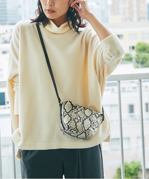 RIVE DROITE(リヴドロワ)の「リラックスシルエットが魅力 トスカーナフリースポンチョカットソー(Tシャツ/カットソー・レディース・アイボリー/ブラック・FREE)」の2枚目の写真