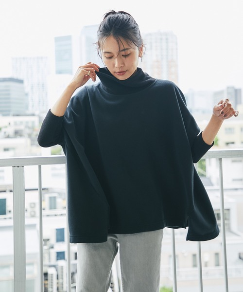 RIVE DROITE(リヴドロワ)の「リラックスシルエットが魅力 トスカーナフリースポンチョカットソー(Tシャツ/カットソー・レディース・アイボリー/ブラック・FREE)」の4枚目の写真